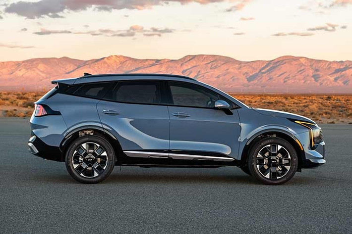 Về Kia Sportage 2026 mới, xe được cung cấp các tùy chọn hệ truyền động đốt trong, hybrid và plug-in hybrid. Động cơ 2.5L 4 xi-lanh cơ bản không thay đổi, cho công suất 187 mã lực và kết hợp với hộp số tự động tám cấp.