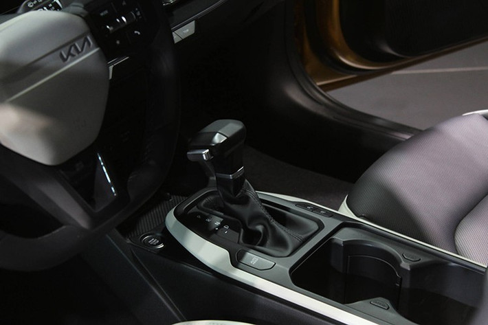 Phiên bản S với gói an toàn có màn hình toàn cảnh nâng cao, bổ sung thêm màn hình hiển thị cụm đồng hồ 12,3 inch thứ hai và giao diện HVAC chuyên dụng 5,0 inch, cùng với hệ thống kiểm soát khí hậu hai vùng và bộ AEB mở rộng cung cấp chức năng phát hiện rẽ và vượt xe tại ngã tư và phát hiện thay đổi làn đường trực tiếp/ngược chiều.