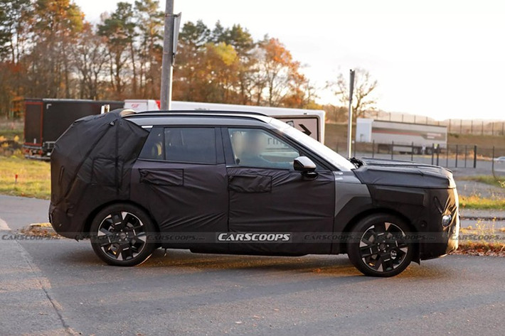 Hyundai Tucson hoàn toàn mới đã bị phát hiện thêm một lần nữa, lần này là ở đâu đó tại châu Âu, nhưng vẫn chưa hề sẵn sàng để loại bỏ lớp ngụy trang dày và lớp ốp nhựa giả, bao gồm cả phần gờ lớn ở phía sau, nhằm cố gắng giữ bí mật về thiết kế bên ngoài cho đến khi chính thức ra mắt.