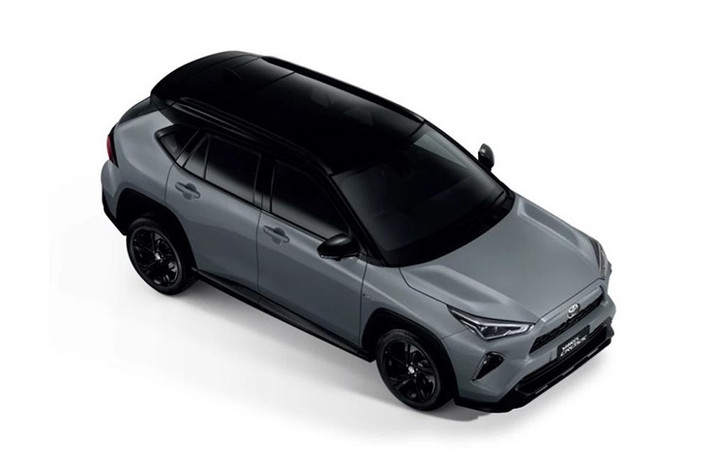 Toyota Yaris Cross HEV NightShade 2026 mới được trang bị bộ mâm hợp kim 18 inch đen bóng, gương chiếu hậu, viền đèn sương mù, viền cửa sổ, giá nóc và cánh gió sau đều được sơn đen đồng bộ.