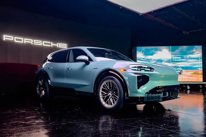Cayenne là mẫu xe từng giúp doanh số của thương hiệu Porsche bùng nổ. 23 năm sau, thế hệ thứ ba của SUV hạng sang này vẫn là mẫu xe bán chạy nhất của hãng. Giờ đây, mẫu xe này đã bước vào lãnh địa mới với sự ra mắt của Cayenne Electric 2026. Đúng như tên gọi, đây chính là phiên bản chạy điện hoàn toàn của Porsche Cayenne, được áp dụng dụng kinh nghiệm từ Macan EV nhỏ hơn.