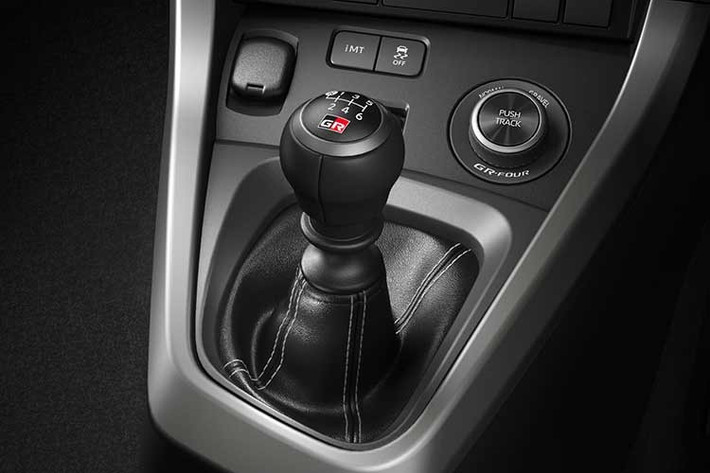 Sức mạnh tiếp tục được truyền tới cả bốn bánh thông qua hệ dẫn động 2 cầu GR-Four phát triển từ xe đua đường trường của Toyota. Hệ thống này sử dụng ly hợp đa đĩa điều khiển điện tử cùng vi sai Torsen ở cả cầu trước và sau.