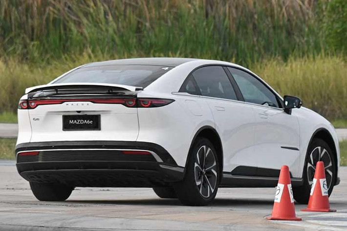 Mazda6e phiên bản Long Range sử dụng một mô-tơ điện đặt phía sau, cho công suất tối đa 258 mã lực và mô-men xoắn 290 Nm, đi kèm hệ dẫn động cầu sau. Xe được trang bị pin lithium-ion (LFP) dung lượng 77,9 kWh. Xe có khả năng tăng tốc từ 0–100 km/h trong 7,9 giây và đạt tốc độ tối đa 175 km/h. Phạm vi hoạt động tối đa lên tới 654 km theo chu trình NEDC.