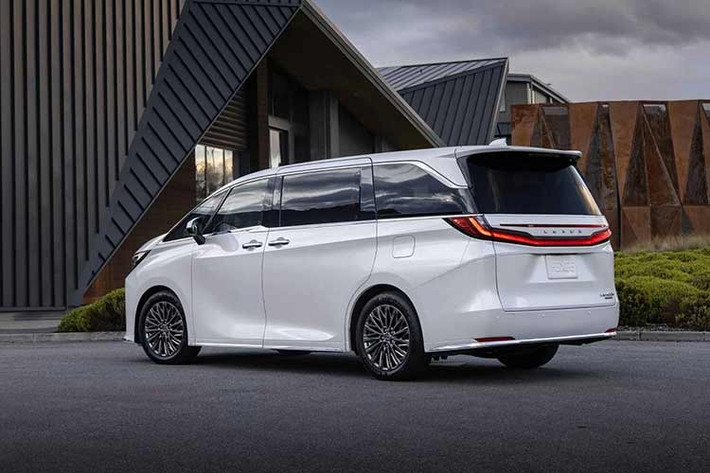 Ở bản Lexus LM Executive 2026 hạng sang bốn chỗ ngồi, mẫu xe này chỉ được bổ sung đèn puddle light chiếu sáng mặt đất khi cửa trượt mở, giúp hành khách lên xuống xe thuận tiện hơn.