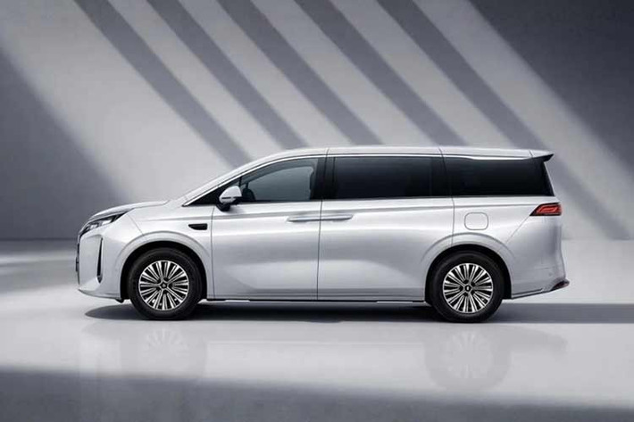 Nguồn năng lượng đến từ hệ thống hybrid cắm điện bao gồm động cơ 1.5T (mẫu BYD472ZQB), mô-tơ đồng bộ nam châm vĩnh cửu (mẫu TZ210XYD) và pin Blade. Động cơ có công suất tối đa 115kW (154 mã lực) và mô-tơ có công suất 200kW (268 mã lực), tương tự như trên BYD M9 DM-i.