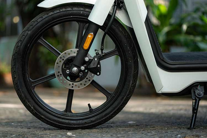 Đáng chú ý, Honda Cub E chỉ được thiết kế phần yên xe cho người lái và không thể lắp thêm yên phụ phía sau. Về trang bị, Honda Super Cub bản chạy điện được trang bị đèn chiếu sáng dạng LED bao gồm đèn pha và đèn định vị ban ngày.
