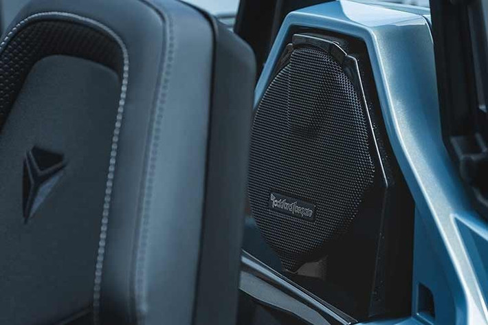 Để nhắc lại, phiên bản Grand Touring có một số thay đổi so với phiên bản R tiêu chuẩn, bao gồm tấm che nắng Slingshade và chắn bùn sau cùng màu thân xe, các tấm mui T-Top mở dọc, kính cửa sổ màu tối và nắp ca-pô thể thao có lỗ thông gió. Phiên bản Signature chỉ có nắp ca-pô thể thao có lỗ thông gió để phân biệt với các phiên bản còn lại.