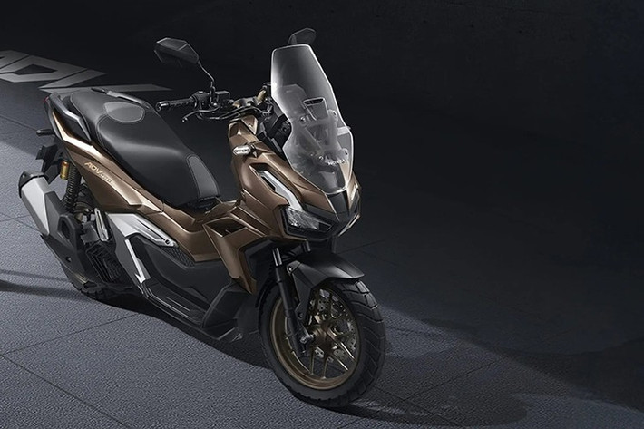 Về mặt tiện ích, xe còn được trang bị cổng sạc USB Type-C, hộc chứa đồ dưới yên 30 lít, và kính chắn gió có thể điều chỉnh độ cao 2 cấp độ (chênh lệch 75mm), giúp người lái thoải mái hơn trên những chặng đường dài.