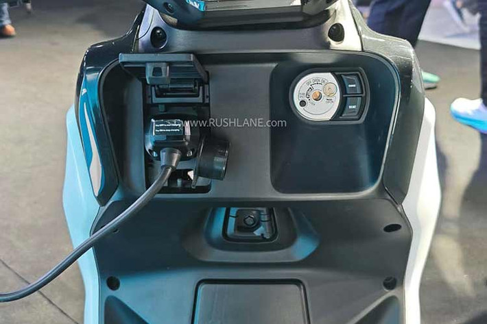 Bên cạnh đó, không gian cốp dưới yên có dung tích 24,5 lít (nhỏ hơn so với Grande là 27 lít nhưng khá lớn khi so với nhiều mẫu xe khác), đáp ứng tốt nhu cầu chứa các vật dụng cá nhân thiết yếu cho việc đi lại hàng ngày.