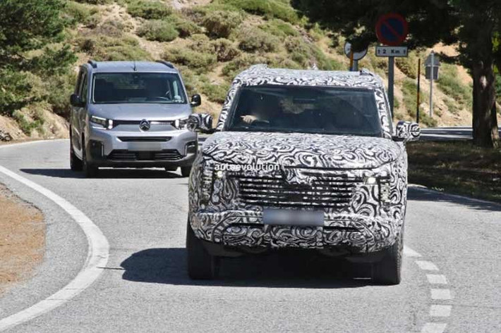 Trong bối cảnh phân khúc SUV khung gầm rời đang sôi động hơn bao giờ hết với những cái tên như Toyota Fortuner hay Ford Everest, sự xuất hiện của Mitsubishi Pajero 2026 hứa hẹn sẽ làm thay đổi cục diện. Mẫu xe không chỉ mang dáng dấp mạnh mẽ và hiện đại hơn mà còn được kỳ vọng nâng tầm về công nghệ, tiện nghi và khả năng vận hành.