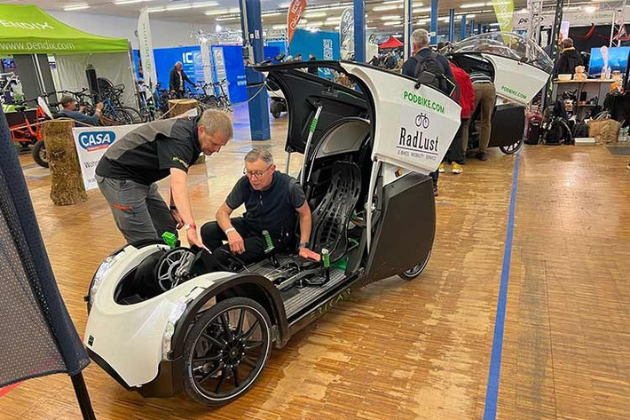 Dù mang kiểu dáng hầm hố của một phương tiện bốn bánh, TwoZero thực tế chỉ rộng hơn tay lái xe đạp thông thường một chút. Kích thước nhỏ gọn này cho phép xe len lỏi dễ dàng qua các con phố hẹp hoặc di chuyển an toàn trong làn đường dành riêng cho xe thô sơ.