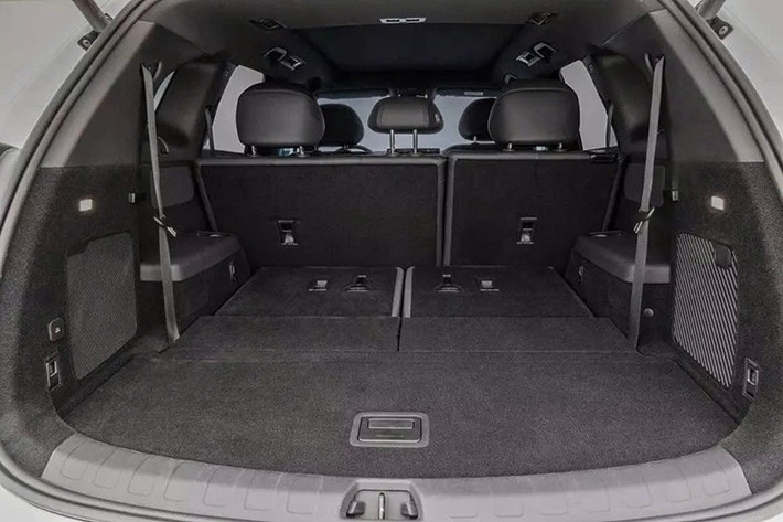 Tất cả các phiên bản của BYD Sealion 8 2026 đều được trang bị hệ thống hỗ trợ lái laser tiên tiến God’s Eye B DiPilot 300 tiêu chuẩn. Thêm vào đó là phần mềm nội thất cùng giao diện người dùng mới, gồm DiLink 150 với khả năng điều chỉnh độ sáng tự động, chủ đề mùa tùy chỉnh và 3 linh vật tương tác.