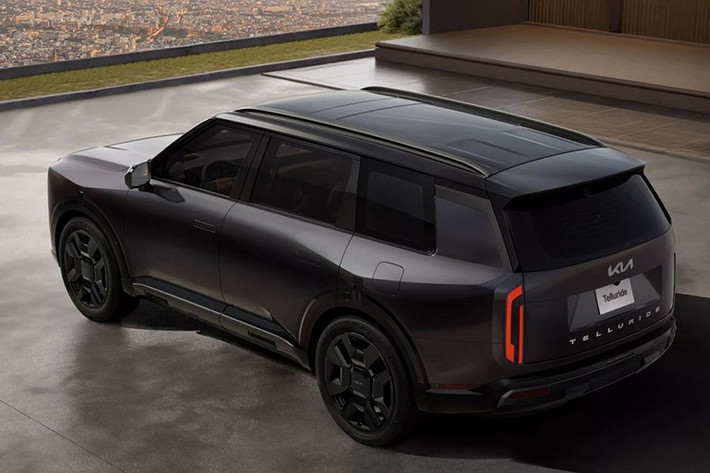 Kia Telluride 2027 bản Black Edition sở hữu bộ vành lớn, phần đầu xe vuông vức cùng các đường nét sắc cạnh khiến chiếc SUV 3 hàng ghế này trông như bước ra từ một bộ phim hành động tương lai.