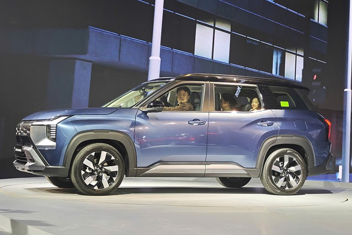 Mẫu xe SUV Mitsubishi Destinator 2026 sẽ chính thức được giới thiệu tại hệ thống đại lý chính hãng trên toàn quốc từ ngày 06–14/12/2025, kèm theo chuỗi sự kiện trưng bày và lái thử tại các trung tâm thương mại lớn từ 06/12/2025 đến 18/01/2026.