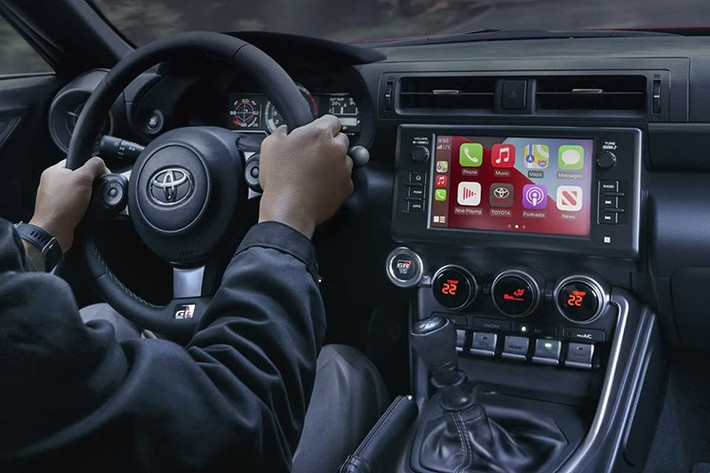 Sức mạnh được truyền tới cầu sau thông qua hộp số tự động 6 cấp, cho phép Toyota 86 2026 có thể tăng tốc từ 0–100 km/h trong 6,8 giây và đạt tốc độ tối đa 216 km/h.