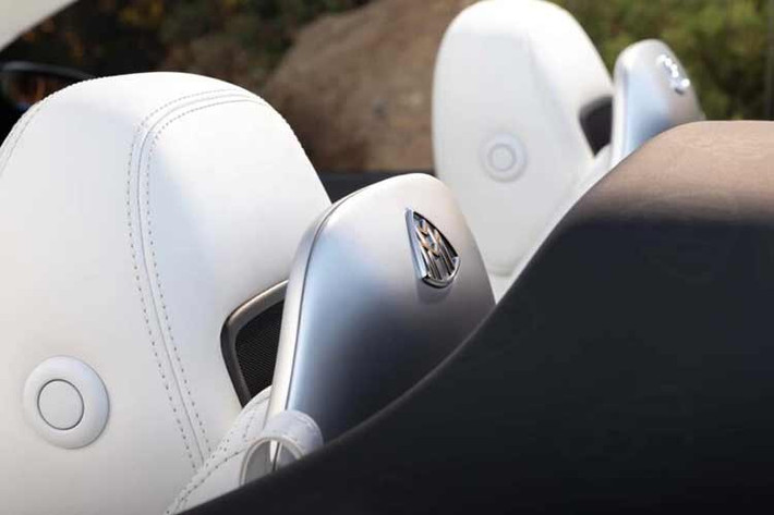 Mercedes-Benz không nói chính xác SL680 nặng hơn SL63 bao nhiêu. Nhưng chắc hẳn là rất nhiều vì hãng cho biết mất 4,1 giây để đạt 100 km/h cho Maybach, trong khi SL63 với cùng động cơ và công suất đầu ra chỉ mất 3,6 giây, và 3,9 giây cho SL55 470 mã lực. Tốc độ tối đa cũng giảm từ 315 km/h của SL63 xuống còn 260 km/h thông qua bộ giới hạn điện tử.