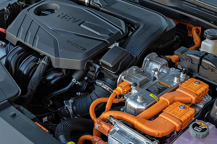 Hyundai cũng giới thiệu chủ đề đặc biệt “Sonata 40th Anniversary” với hình ảnh các thế hệ Sonata trước đây, kỷ niệm 40 năm dòng sedan này ra đời.