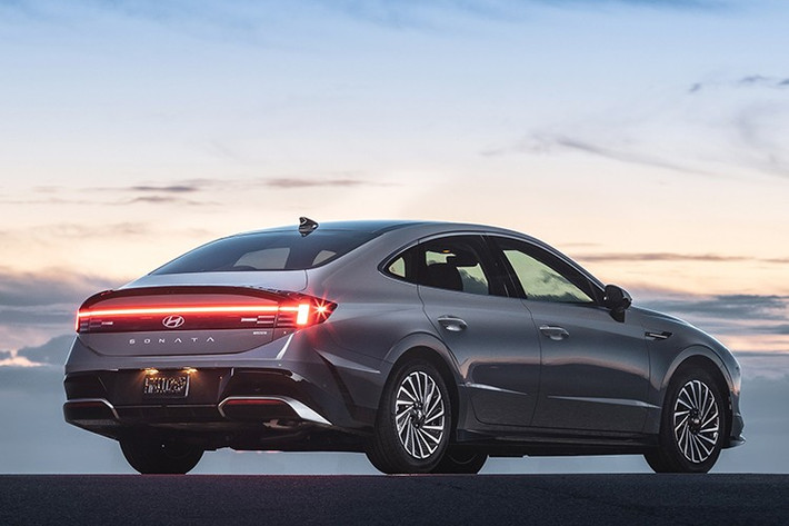 Bên cạnh đó, các bản trang bị khác cũng được nâng cấp. Cụ thể, bản Premium nay có thêm hỗ trợ tránh va chạm phía trước (bao gồm tình huống tại ngã tư và xe đi ngược chiều).