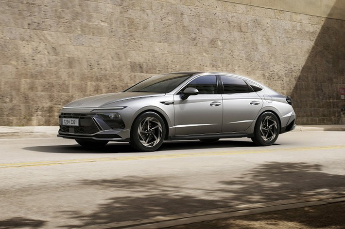 Tại Việt Nam, mẫu sedan đã từng được đưa về thị trường nhưng do doanh số thấp đã dừng bán từ năm 2015. Sonata đã không cạnh tranh được với các đối thủ đã tạo dựng được chỗ đứng khá vững chắc đến từ Nhật Bản như Toyota Camry, Honda Accord, Mazda6.