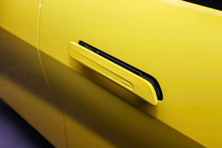 Xe có nhiều chi tiết được tinh chỉnh nhằm tăng tính khí động học như: lưới tản nhiệt điều tiết luồng khí, bộ khuếch tán sau và cánh gió, giúp cải thiện độ ổn định ở tốc độ cao. Xe sở hữu hệ thống treo khí nén điện tử có khả năng điều chỉnh hơn 1.000 lần/giây, kết hợp phanh hiệu suất cao lấy cảm hứng từ xe đua.