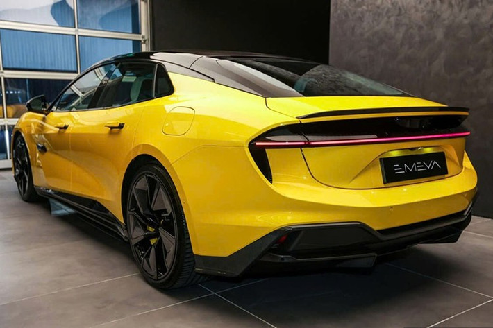 Theo đó, Lotus Emeya được coi là sự tiếp nối tinh thần của Lotus Carlton – chiếc xe 4 cửa huyền thoại đã ngừng sản xuất từ năm 1992. Đây cũng là mẫu sedan thứ hai trong lịch sử hãng xe Anh, nhưng hoàn toàn chạy bằng điện.