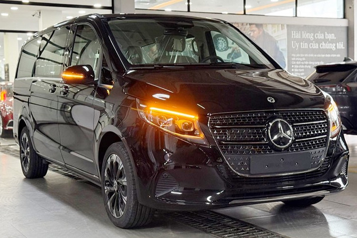 Theo đó, mẫu xe MPV hạng sang Mercedes-Benz V-Class 2025 tại Việt Nam sẽ được phân phối chính hãng với hai phiên bản: V 300 Avantgarde và V 300 AMG, cùng mức giá lần lượt là 3,399 tỷ và 3,999 tỷ đồng. Hiện xe đã có mặt tại đại lý và sẵn sàng bàn giao đến khách hàng.