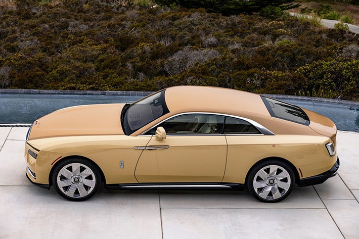 Rolls-Royce Spectre sở hữu động cơ điện, sản sinh ra công suất tối đa lên đến 577 mã lực và mô-men xoắn 900 Nm. Xe điện đầu tiên của Rolls-Royce có thời gian tăng tốc từ vị trí xuất phát lên 100km/h chỉ trong 4,4 giây trước khi đạt tốc độ tối đa giới hạn là 250 km/h. Xe chạy được 515 km theo chu trình thử nghiệm của EPA tại Mỹ, tức có thể phượt từ Sài Gòn đi Nha Trang chỉ sau 1 lần sạc đầy pin.