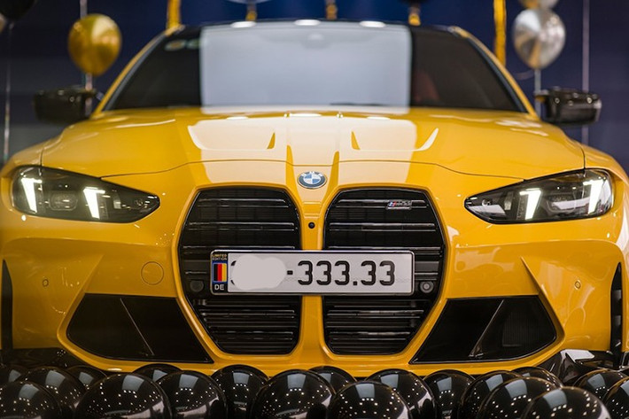 BMW M4 Competition sở hữu kích thước dài x rộng x cao là 4.801 x 1.887 x 1.397 mm, trục cơ sở 2.857 mm. Khối lượng không tải của xe khoảng hơn 1,7 tấn. Xe được trang bị đèn định vị dạng móc câu kép. Đèn pha LED phía trước, nắp ca-pô với những đường dập nổi cơ bắp.