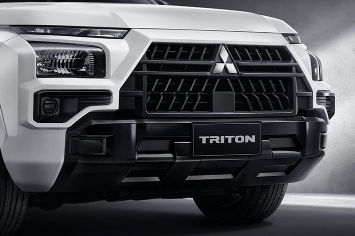 Xe không có đèn sương mù và chỉ cung cấp ba màu sơn: trắng, bạc và xám – kết hợp cùng các chi tiết sơn đen tương phản tạo điểm nhấn thể thao. Mitsubishi không thực hiện thay đổi nào dưới nắp ca-pô. Triton Street vẫn sử dụng động cơ 2.4L diesel tăng áp.