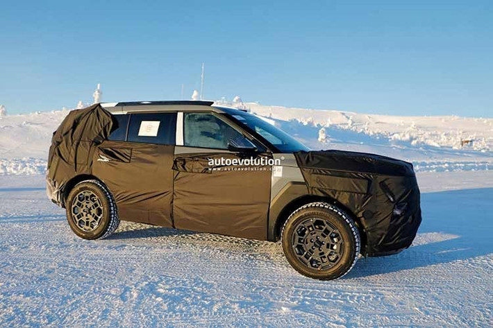 Những hình ảnh chạy thử cho thấy mẫu xe SUV Hyundai Tucson 2027 đánh dấu bước chuyển lớn trong ngôn ngữ thiết kế khi nhà sản xuất ôtô Hàn Quốc từ bỏ phong cách “Sensuous Sportiness” mềm mại để theo đuổi triết lý mới mang tên “Art of Steel”, tương tự SantaFe thế hệ mới.