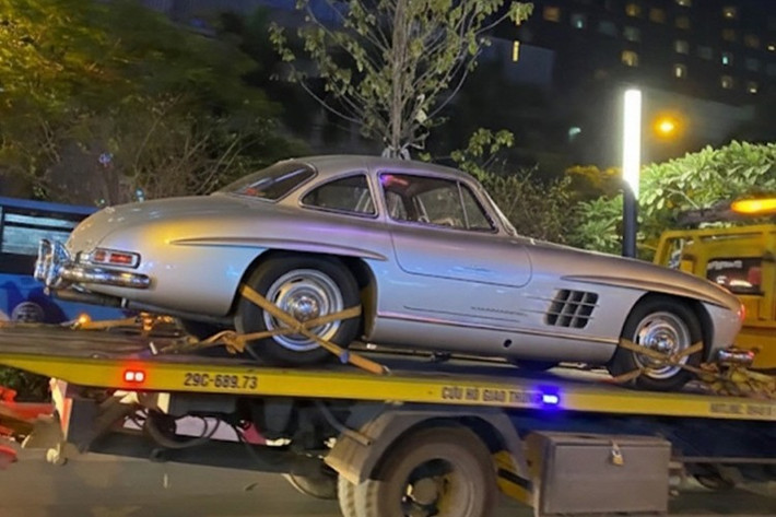Mới đây, trên mạng xã hội lan truyền hình ảnh một chiếc siêu xe triệu đô Mercedes-Benz 300 SL Gullwing đã được vận chuyển bằng xe cứu hộ mang biển số của Việt Nam, khiến cho không ít người chơi xe cổ vô cùng bất ngờ.