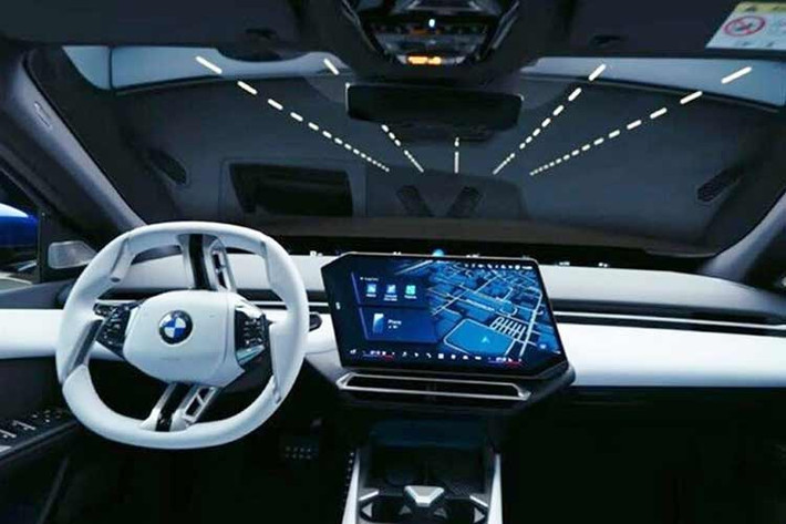 Bên trong khoang nội thất, BMW dự kiến trang bị ghế bọc vải trên phiên bản tiêu chuẩn, sử dụng vật liệu PET tái chế. Ngoài ra, một số chi tiết dưới nắp ca-pô được sản xuất từ nhựa tái chế có nguồn gốc từ rác thải đại dương như lưới đánh cá và dây thừng.