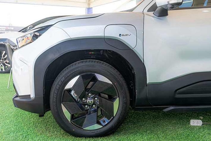 Theo Toyota, dù ở phân khúc cỡ nhỏ nhưng Toyota Urban Cruiser 2026 có nội thất rộng bằng xe cỡ trung. Khung gầm xe điện (với sàn phẳng) và chiều dài cơ sở lớn (2.700 mm) là luận điểm mà hãng đưa ra. Ngoài ra, hàng ghế sau có thể kéo tiến lùi và ngả để tăng độ thực tiễn.