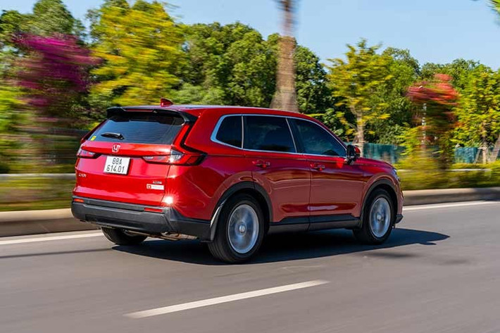 Ở lần nâng cấp này, Honda tập trung bổ sung trang bị an toàn và tiện nghi nhằm nâng cao trải nghiệm người dùng. Trên phiên bản L, xe được bổ sung hệ thống phanh tự động khẩn cấp sau va chạm và cảm biến đỗ xe phía trước, đồng thời duy trì các công nghệ quen thuộc như gói hỗ trợ lái xe an toàn Honda SENSING và hệ thống kết nối Honda CONNECT.