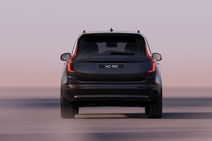 XC90 hybrid cắm sạc (PHEV - Plug-in hybrid) dẫn đầu danh mục xe hybrid của Volvo Cars. Các mẫu PHEV của Volvo là cầu nối hướng tới tương lai hoàn toàn điện, cung cấp giải pháp dự phòng cho những khách hàng chưa thể chuyển sang xe điện hoàn toàn.
