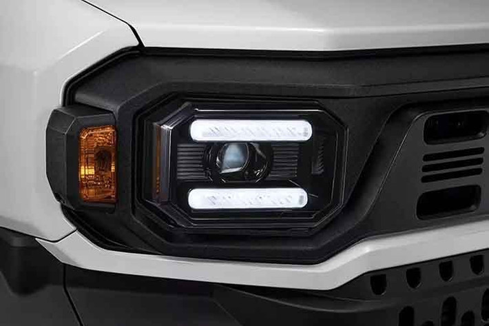 Công nghệ an toàn cũng đơn giản không kém, chỉ giới hạn ở ABS, EBD, túi khí kép và Cảnh báo va chạm phía trước. Dưới nắp ca-pô là động cơ turbodiesel 2,4 lít quen thuộc , sản sinh công suất 148 mã lực và mô-men xoắn 343Nm.