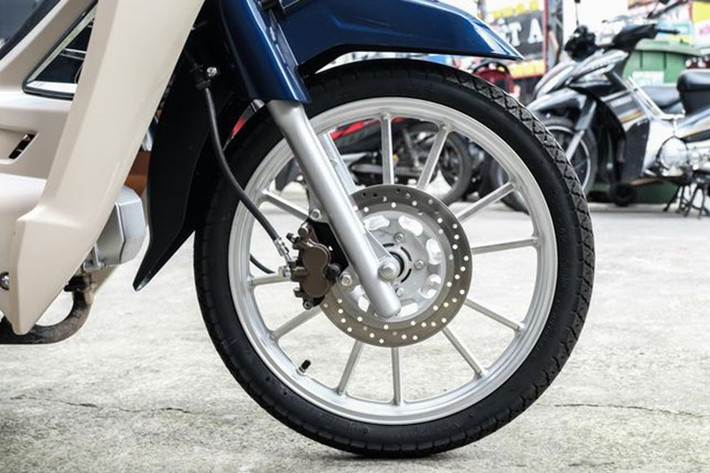 GPX Rock 110 sử dụng hệ thống treo trước dạng phuộc ống lồng cơ bản, kết hợp cùng với giảm xóc Twin Shock Up ở phía sau có thể điều chỉnh 2 chế độ.