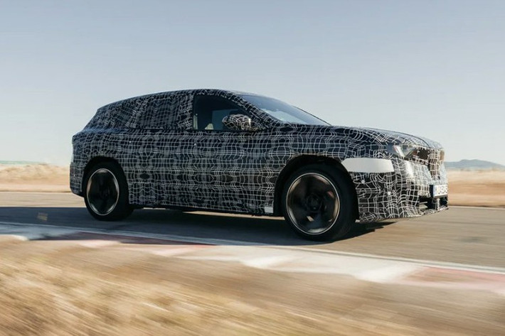 Toàn bộ hệ thống vận hành trên nền tảng OS X mới nhất của BMW, mang đến khả năng cá nhân hóa sâu rộng, hỗ trợ người lái thông minh và cập nhật phần mềm từ xa toàn diện.BMW iX3 thế hệ mới sẽ chính thức được trình làng tại IAA 2025, Đức.