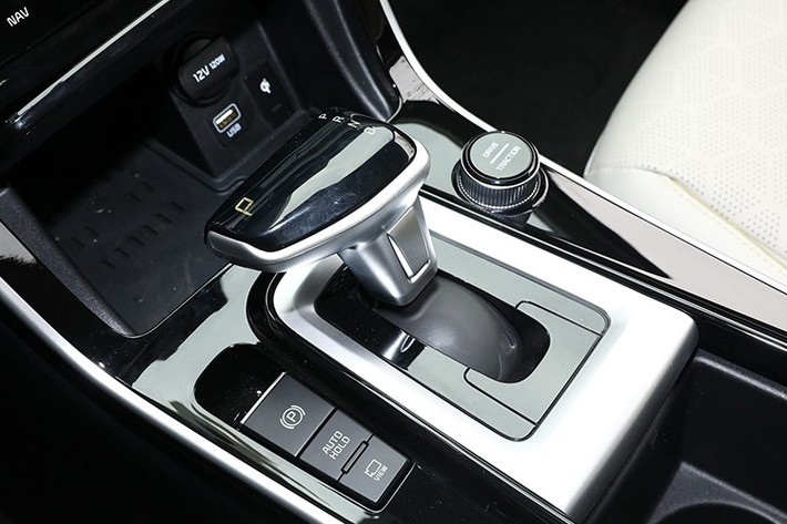 Trong khi đó, Kia Seltos tại Mỹ mạnh mẽ hơn với động cơ xăng hút khí tự nhiên 2.0L cho công suất 146 mã lực hoặc động cơ tăng áp 1.6L cho công suất lên tới 190 mã lực. Đặc biệt, người dùng tại Mỹ còn có thể lựa chọn hệ dẫn động bốn bánh - trang bị không xuất hiện trên các phiên bản tại Trung Quốc.