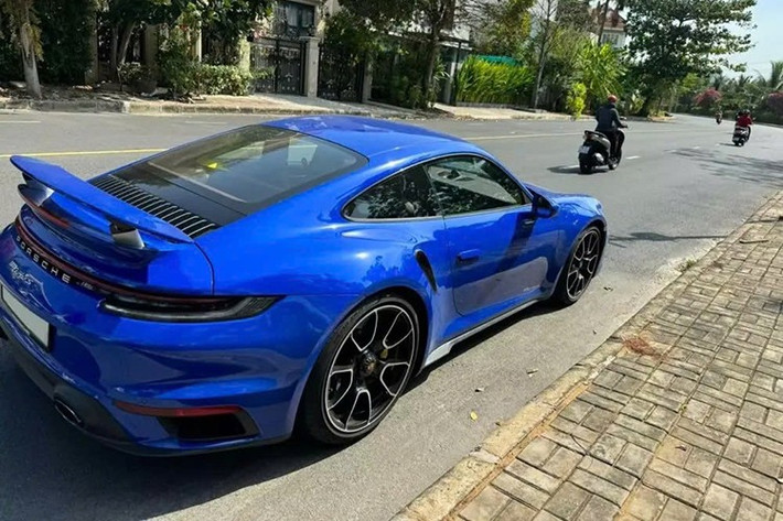 Cụ thể, xe có màu xanh Nogaro Blue Metallic nằm trong danh mục Paint to Sample, chủ xe phải chi hơn 500 triệu đồng cho bộ áo cá tính này. Nội thất xe có màu nâu cùng với đó là dây đai an toàn màu vàng.