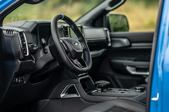 Nội thất xe mang phong cách thể thao với chất liệu da sinh thái kết hợp da lộn, đường chỉ xanh nổi bật, ghế thể thao ôm lưng, vô-lăng thiết kế riêng và logo MS-RT phát sáng.