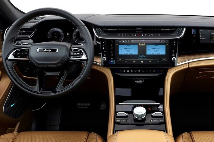 Jeep cho biết họ đã đơn giản hóa các lựa chọn phiên bản, hiện bao gồm Laredo, Limited và Summit. Tuy nhiên, có một loạt các gói tùy chọn khá đa dạng, chưa kể Grand Cherokee 4xe còn có các phiên bản Limited, Summit và Trailhawk. Tuy nhiên, phiên bản cơ bản được trang bị mâm xe 18 inch mới và các chi tiết mạ crôm.