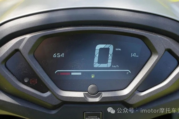 Một điểm đáng chú ý là thiết kế sàn để chân phẳng, giúp người lái thoải mái hơn và tiện lợi khi chở thêm hàng hóa nhỏ. Trong dòng sản phẩm mới của Honda, hiện có nhiều mẫu 125cc để người dùng lựa chọn. Với những ai tìm kiếm hiệu suất ổn định, chi phí thấp, xe tay ga phân khối nhỏ vẫn là lựa chọn tối ưu.