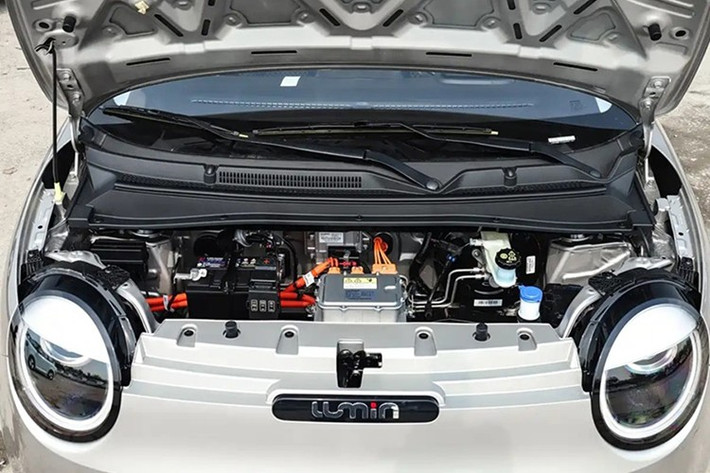 Đặc biệt, Changan đã nâng cấp toàn bộ hệ thống an toàn cho phiên bản mới, bổ sung các tính năng như kiểm soát ổn định thân xe (ESC), hỗ trợ khởi hành ngang dốc (HSA) và kiểm soát lực kéo (TCS) - những công nghệ thường chỉ có trên các mẫu xe phân khúc cao hơn.