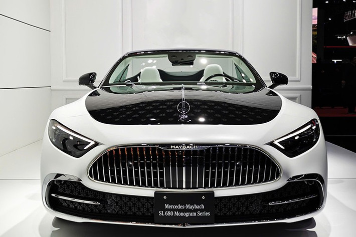 Phiên bản được trưng bày tại Nhật Bản sở hữu nước sơn Opalite White Magno - tông trắng nhám thanh lịch, kết hợp với bộ mâm Maybach đa chấu kích thước lớn. So với chiếc từng xuất hiện tại Đức năm 2024, mẫu xe năm nay gần như giữ nguyên phong cách tổng thể, xe chỉ có một số tinh chỉnh nhỏ.