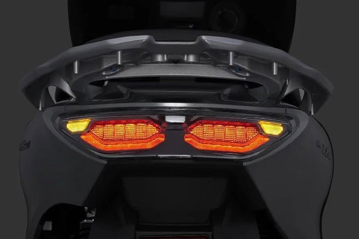 Chiều dài cơ sở của mẫu xe tay ga Honda NWT150 ở mức 1.398 mm, dài hơn 83 mm so với ‘người anh em’ NWG150, không chỉ giúp không gian để chân thoải mái hơn mà còn tăng dung tích không gian để đồ.