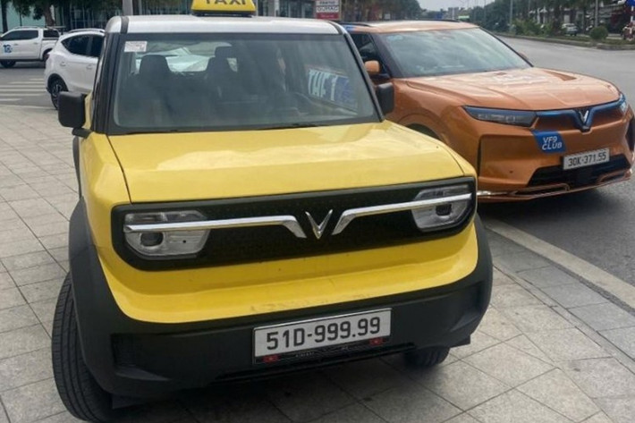 Gắn biển VIP, chiếc VF3 được cho là của Huấn “Hoa Hồng” trở thành chiếc xe điện mini đắt nhất Việt Nam với tổng giá trị lăn bánh lên tới 4,47-4,45 tỷ đồng, tương đương Mercedes-Benz GLC 300 hay BMW X3 M Sport. Khi đó, nhiều ý kiến nghi ngờ đây có thể là biển giả, vì ký tự “51D” vốn dành cho xe tải TP.HCM hoặc Huấn “Hoa Hồng” không sở hữu thật, chỉ khoe ảnh để sống ảo.