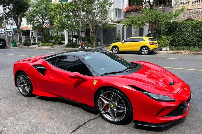 Được biết mức giá bán lại Ferrari F8 Tributo sau khi về tay đại gia Đà Nẵng đắt ngang thời điểm mua xe mới, tới 23,5 tỷ đồng khiến nhiều người không khỏi bất ngờ. Hiện Ferrari đã khai tử dòng F8 với một thông điệp nằm loại bỏ cấu trúc động cơ V8 đặt giữa ở siêu xe và thay thế bằng 296 GTB.