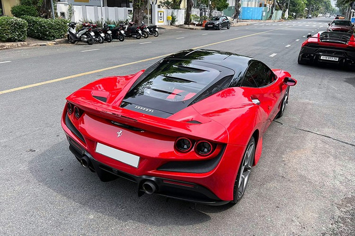 Hãng siêu xe Ý tuyên bố rằng Ferrari F8 Tributo hoàn toàn mới có khả năng tăng tốc từ vị trí xuất phát lên 100 km/h chỉ trong thời gian 2,9 giây, thêm 4,9 giây, siêu xe Ferrari F8 Tributo sẽ đạt tốc độ 200 km/h. Siêu xe Ferrari F8 Tributo có thể chạm ngưỡng tốc độ tối đa lên đến 340 km/h, cao hơn 10 km/h so với Ferrari 488 GTB.