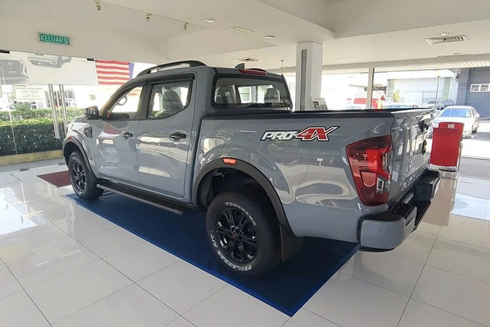 Động cơ kết hợp với hộp số tự động 7 cấp có chế độ bán thủ công, đi kèm khóa vi sai điện tử trên cầu sau. Khung gầm của xe vẫn giữ nguyên cấu trúc của Nissan Navara thông thường, bao gồm hệ thống treo trước tay đòn kép và hệ thống treo sau đa liên kết với lò xo cuộn. Hệ thống phanh gồm phanh đĩa trước và phanh tang trống sau.